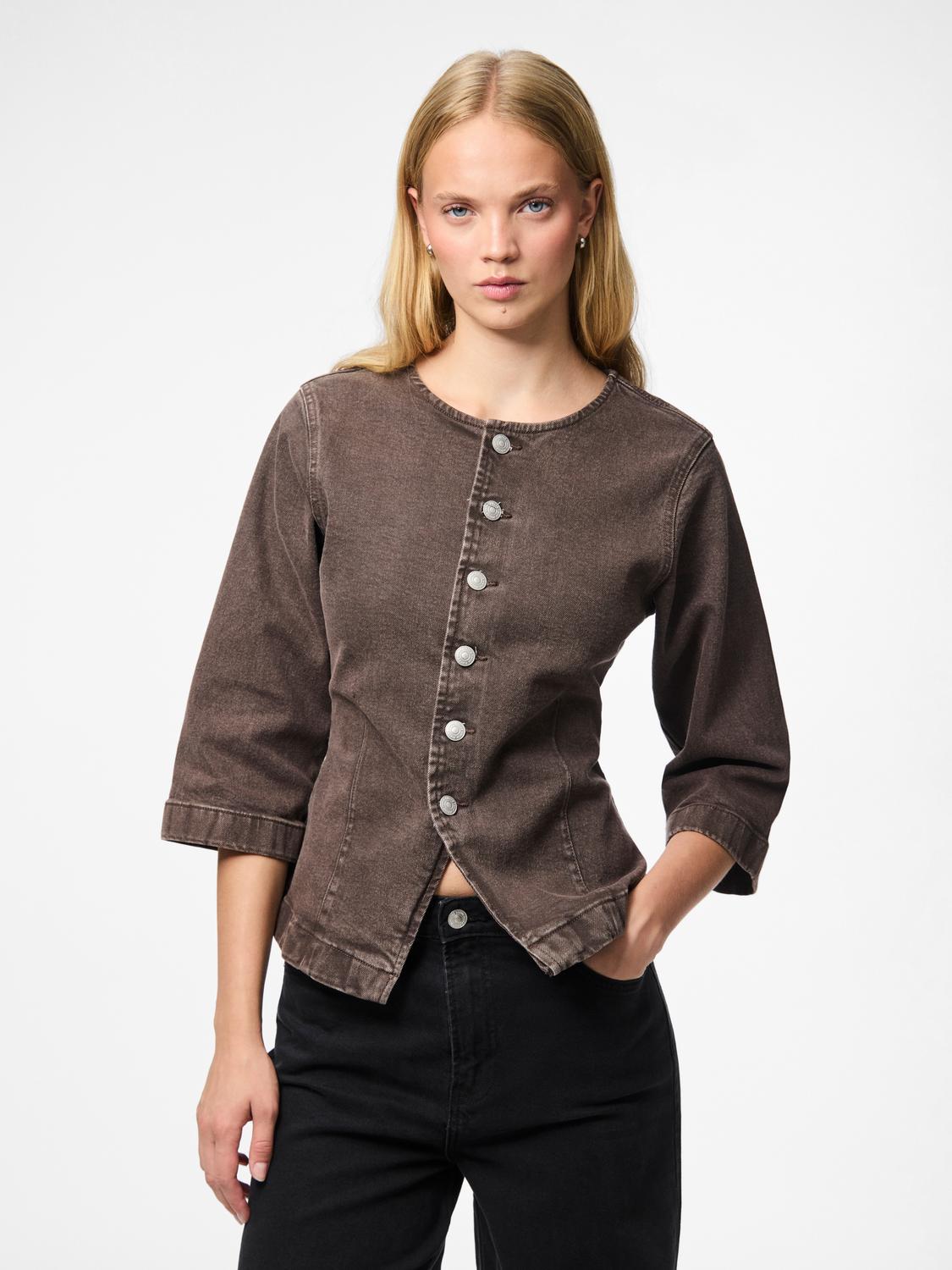 model_shot-front